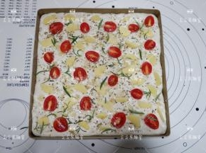 最后将新鲜迷迭香摘成小段撒上即可