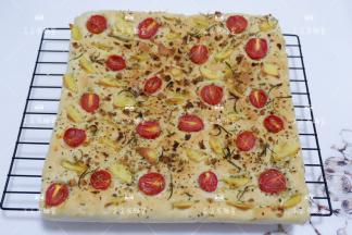 烤好取出脱模，趁热吃很棒，放凉后密封保存慢慢吃也可以。