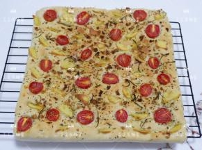 烤好取出脱模，趁热吃很棒，放凉后密封保存慢慢吃也可以。