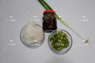 准备食材，蚕豆瓣如果是生的，要提前煮好哦，煮好后去内皮。