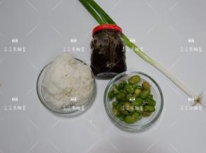 准备食材，蚕豆瓣如果是生的，要提前煮好哦，煮好后去内皮。
