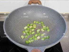 起锅热油，先加入蚕豆瓣翻炒出香味，微微焦一点那样