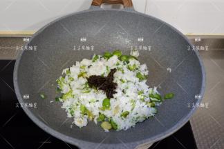 加入橄榄菜，少许盐