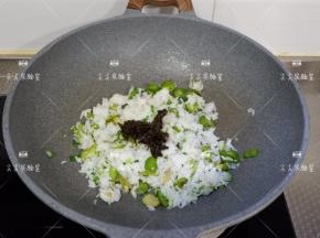 加入橄榄菜，少许盐