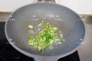 加入葱花继续炒出香味