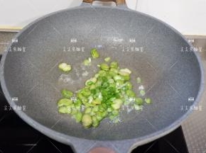 加入葱花继续炒出香味