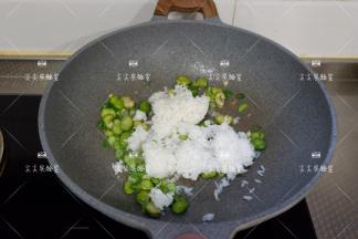 加入米饭，用锅铲压拌着快速炒散