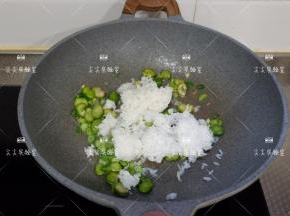 加入米饭，用锅铲压拌着快速炒散