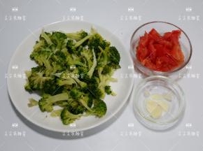 西兰花摘成小朵焯水后沥干备用，番茄切小块，大蒜切片