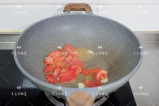 加入番茄炒出红汤