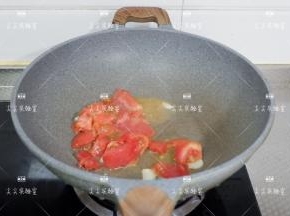 加入番茄炒出红汤