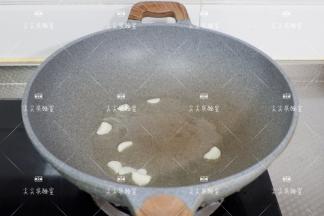 起锅热油，加入蒜片炒出香味