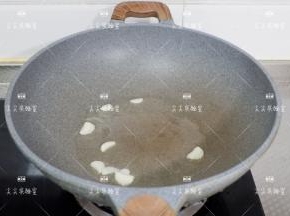 起锅热油，加入蒜片炒出香味