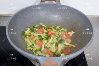最后加少许盐调味翻炒均匀即可