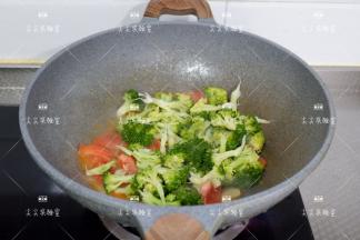 加入西兰花翻炒均匀