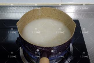 将麦片和隔夜饭放入锅中，加入适量水，煮开后转小火煮至浓稠。