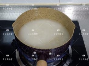 将麦片和隔夜饭放入锅中，加入适量水，煮开后转小火煮至浓稠。
