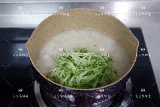 煮好的燕麦粥关火，撒上黄瓜丝