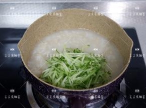 煮好的燕麦粥关火，撒上黄瓜丝