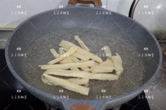 锅中煮开水，先加腐竹焯水1分钟，捞出沥水