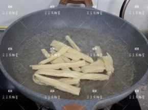 锅中煮开水，先加腐竹焯水1分钟，捞出沥水