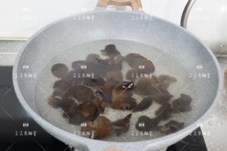 原锅，在下入木耳焯水，焯好捞出沥水