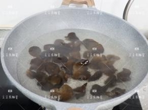 原锅，在下入木耳焯水，焯好捞出沥水