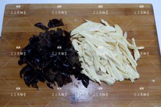 腐竹斜刀切段，木耳切成宽丝