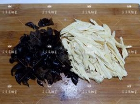 腐竹斜刀切段，木耳切成宽丝