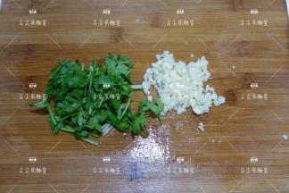 大蒜剁成蒜末，香菜切碎
