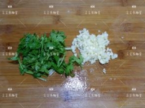 大蒜剁成蒜末，香菜切碎