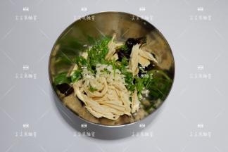 将腐竹，木耳，蒜末，香菜放入稍大容器
