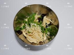 将腐竹，木耳，蒜末，香菜放入稍大容器
