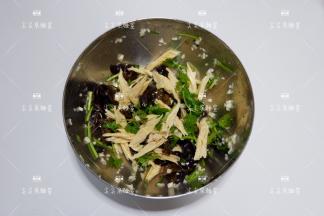 加入米醋，白酱油，盐，鸡精，香油拌匀即可