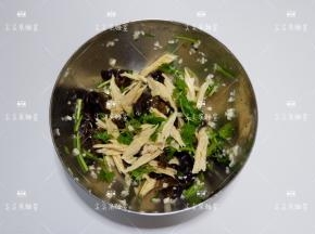 加入米醋，白酱油，盐，鸡精，香油拌匀即可