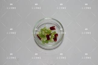 葱切葱花，干辣椒切小段