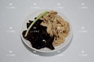 准备食材，素翅和木耳提前泡发好