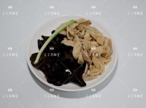 准备食材，素翅和木耳提前泡发好