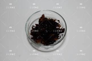 锅中煮开水，将木耳焯水后捞出沥水切成宽丝