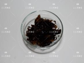 锅中煮开水，将木耳焯水后捞出沥水切成宽丝