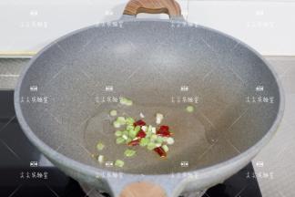 起锅热油，葱花辣椒炒出香味