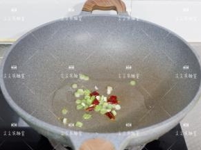 起锅热油，葱花辣椒炒出香味