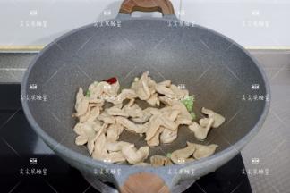 加入素翅，慢慢煸炒至干燥微焦