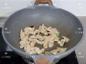 加入素翅，慢慢煸炒至干燥微焦