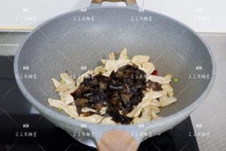 加入木耳，生抽翻炒均匀