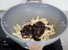 加入木耳，生抽翻炒均匀
