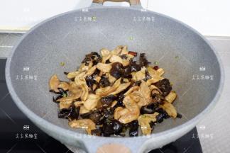 最后根据个人口味加少许盐调味，炒匀即可。