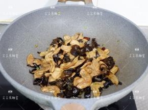 最后根据个人口味加少许盐调味，炒匀即可。