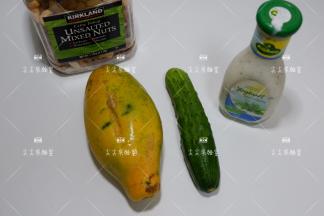 准备食材，沙拉酱和坚果我使用的图中款式。