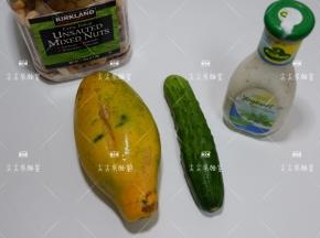 准备食材，沙拉酱和坚果我使用的图中款式。